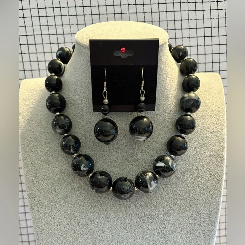 Apostrophe Beaded Necklace and Earrings Black + White - Picture 1 of 5
